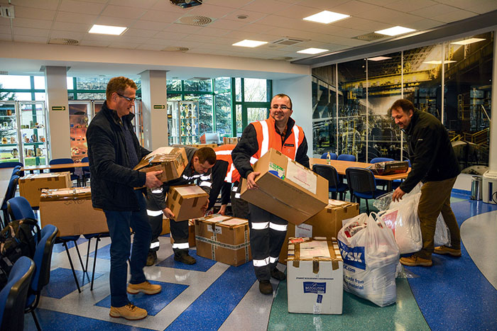 Pracownicy O/ZWR podczas pakowania darów w ramach akcji „Szlachetna Paczka” grudzień 2015 rok