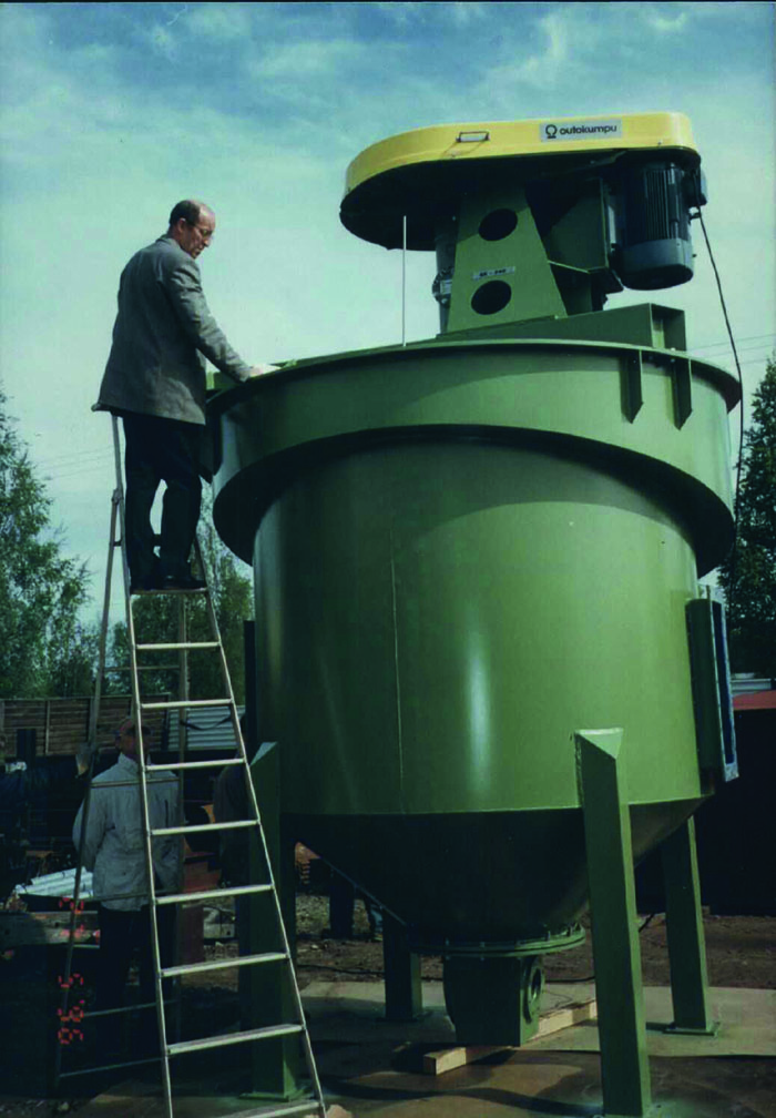 Inż. Jan Bugajski ogląda maszynę flotacyjną skim air, Polkowice