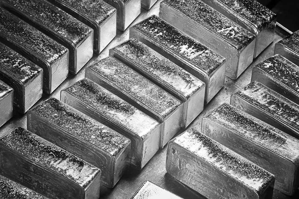 Gąski srebra KGHM tuz po odlewie